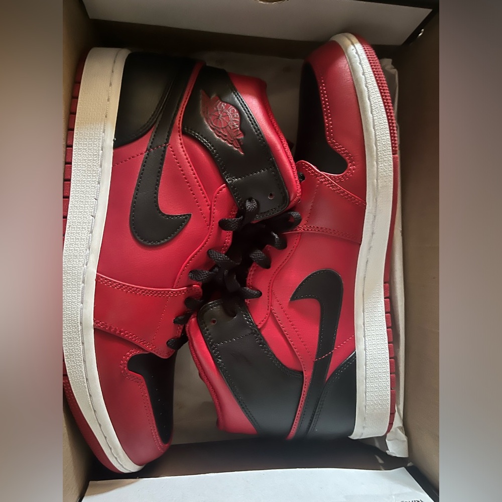 Jordan 1 Mid Reverse Bred shoes (Never Worn)